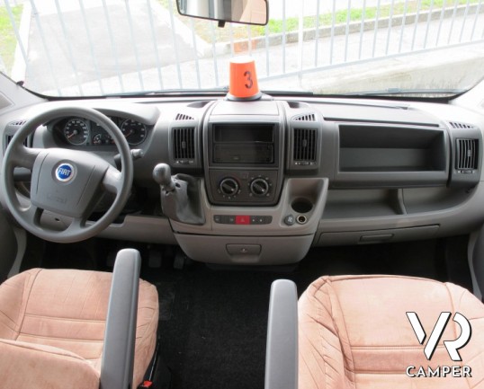 Arca 681 GLT: camper mansardato con letti a castello in coda, doppio pavimento su telaio AL-KO