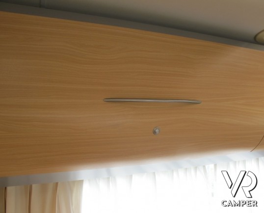 Arca 681 GLT: camper mansardato con letti a castello in coda, doppio pavimento su telaio AL-KO