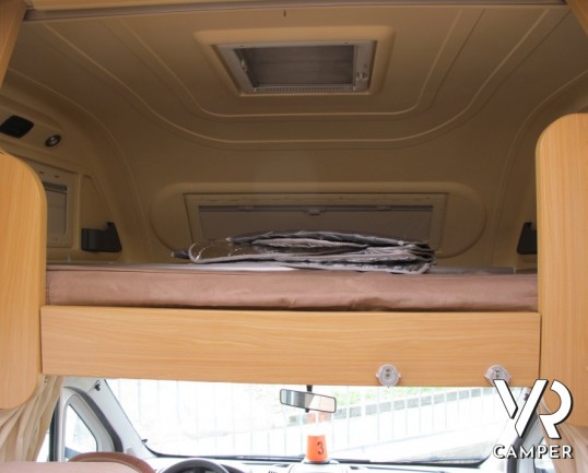 Arca 681 GLT: camper mansardato con letti a castello in coda, doppio pavimento su telaio AL-KO