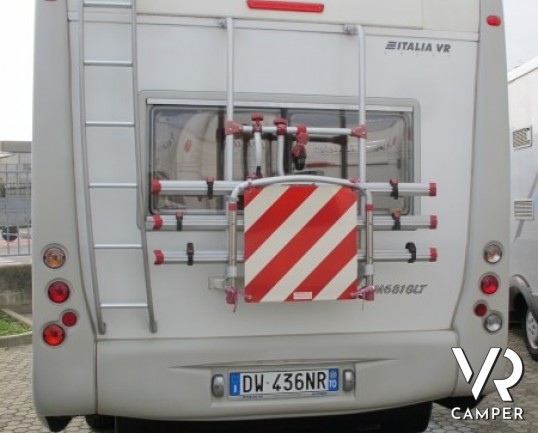 Arca 681 GLT: camper mansardato con letti a castello in coda, doppio pavimento su telaio AL-KO