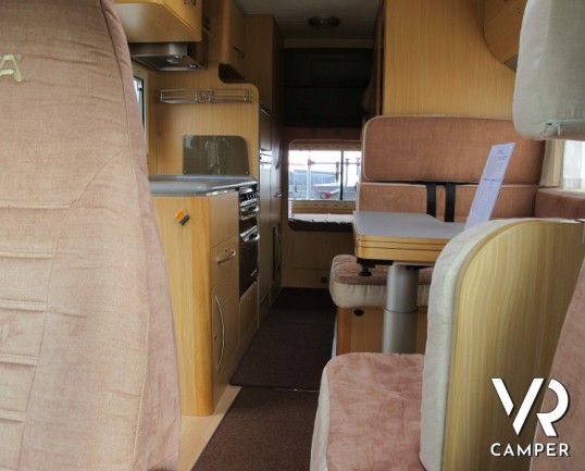 Arca 681 GLT: camper mansardato con letti a castello in coda, doppio pavimento su telaio AL-KO