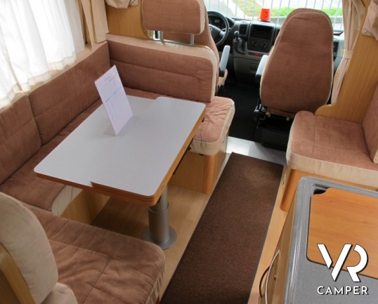 Arca 681 GLT: camper mansardato con letti a castello in coda, doppio pavimento su telaio AL-KO