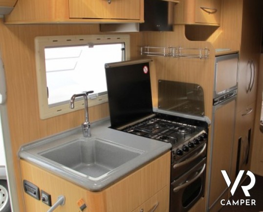 Arca 681 GLT: camper mansardato con letti a castello in coda, doppio pavimento su telaio AL-KO