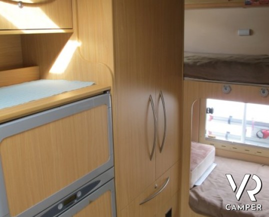 Arca 681 GLT: camper mansardato con letti a castello in coda, doppio pavimento su telaio AL-KO