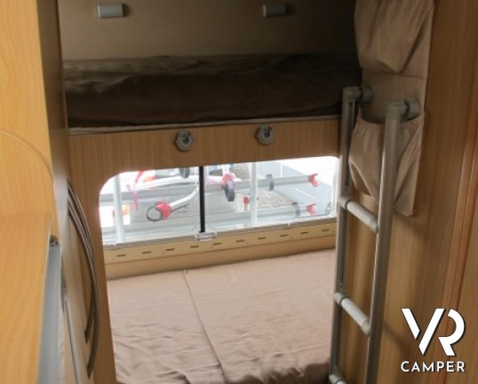 Arca 681 GLT: camper mansardato con letti a castello in coda, doppio pavimento su telaio AL-KO