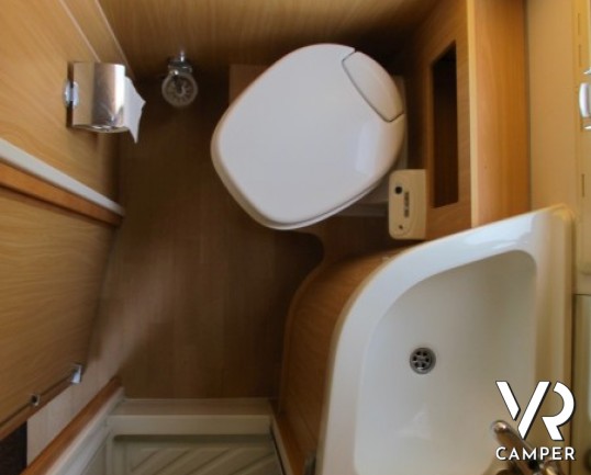 Arca 681 GLT: camper mansardato con letti a castello in coda, doppio pavimento su telaio AL-KO