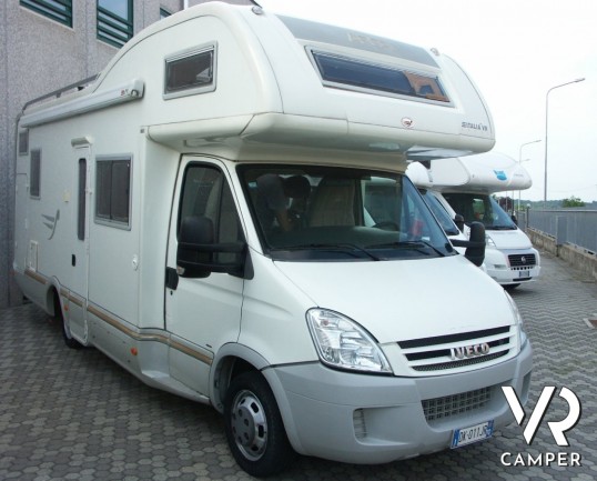 Arca 720 GLT: camper mansardato usato recente su meccanica Iveco trazione posteriore.