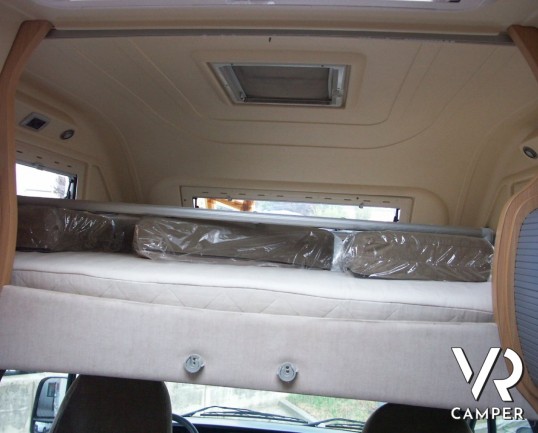 Arca 720 GLT: camper mansardato usato recente su meccanica Iveco trazione posteriore.