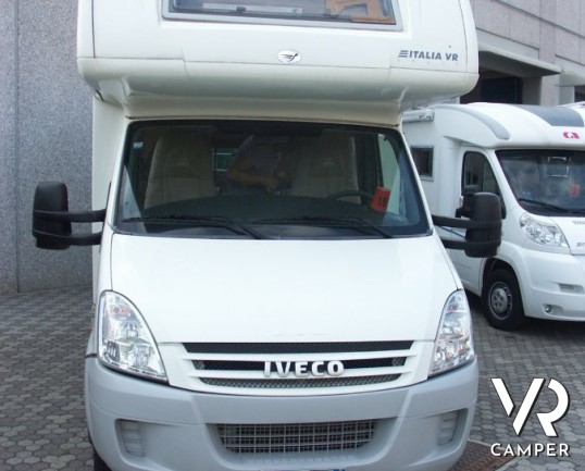 Arca 720 GLT: camper mansardato usato recente su meccanica Iveco trazione posteriore.