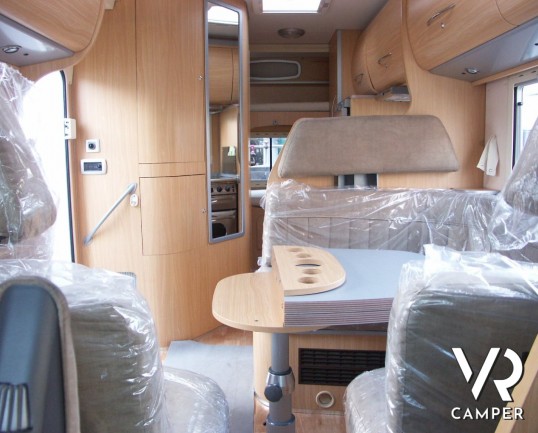 Arca 720 GLT: camper mansardato usato recente su meccanica Iveco trazione posteriore.