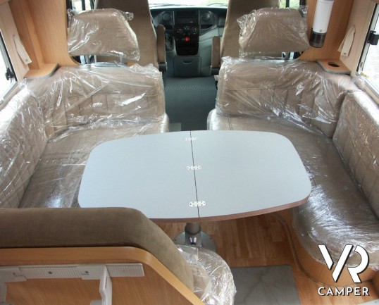 Arca 720 GLT: camper mansardato usato recente su meccanica Iveco trazione posteriore.