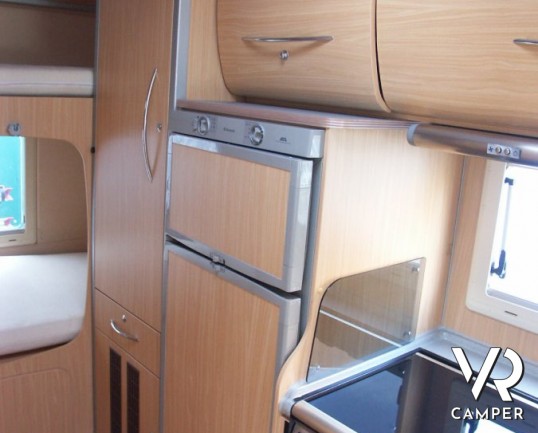 Arca 720 GLT: camper mansardato usato recente su meccanica Iveco trazione posteriore.