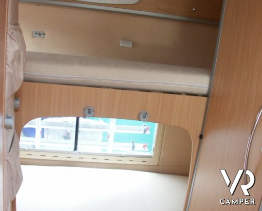 Arca 720 GLT: camper mansardato usato recente su meccanica Iveco trazione posteriore.