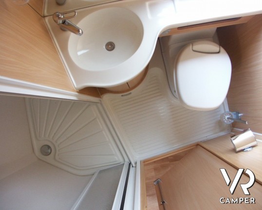 Arca 720 GLT: camper mansardato usato recente su meccanica Iveco trazione posteriore.