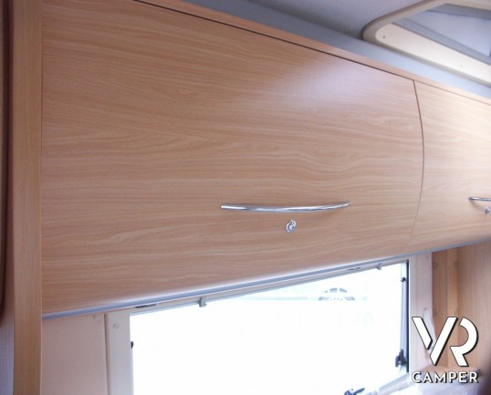 Arca 720 GLT: camper mansardato usato recente su meccanica Iveco trazione posteriore.