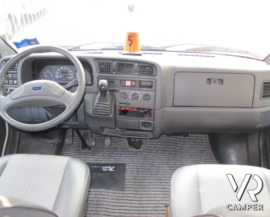 Arca America 403: camper mansardato per prime esperienze con letto matrimoniale in coda.