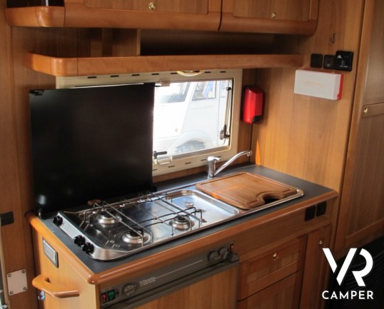 Arca America 403: camper mansardato per prime esperienze con letto matrimoniale in coda.