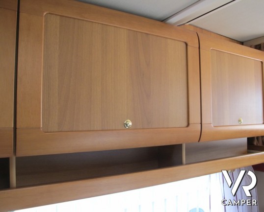 Arca America 403: camper mansardato per prime esperienze con letto matrimoniale in coda.