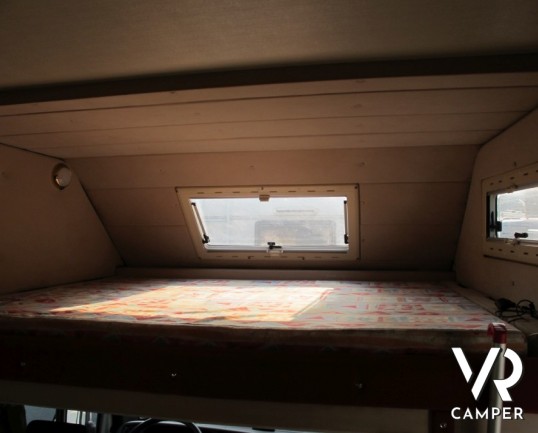 Arca America 403: camper mansardato per prime esperienze con letto matrimoniale in coda.