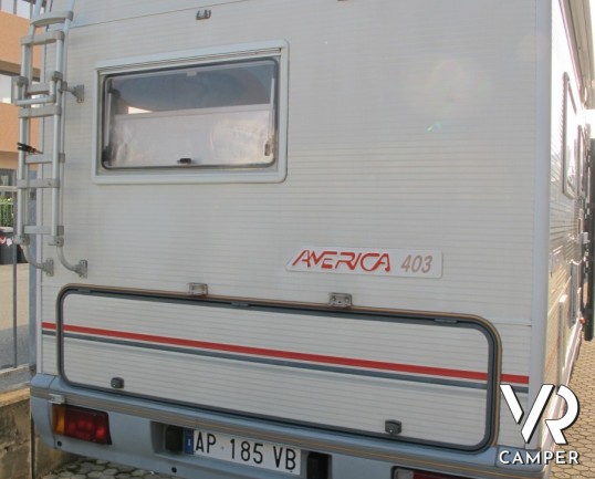 Arca America 403: camper mansardato per prime esperienze con letto matrimoniale in coda.