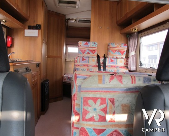 Arca America 403: camper mansardato per prime esperienze con letto matrimoniale in coda.