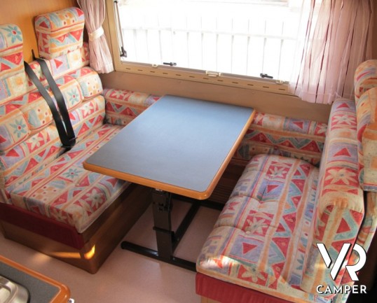 Arca America 403: camper mansardato per prime esperienze con letto matrimoniale in coda.