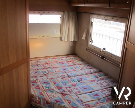 Arca America 403: camper mansardato per prime esperienze con letto matrimoniale in coda.