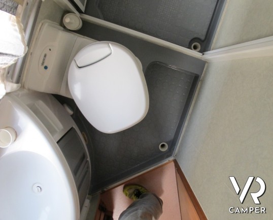 Arca America 403: camper mansardato per prime esperienze con letto matrimoniale in coda.