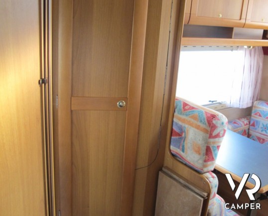 Arca America 403: camper mansardato per prime esperienze con letto matrimoniale in coda.