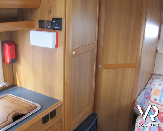 Arca America 403: camper mansardato per prime esperienze con letto matrimoniale in coda.