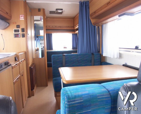 Arca Europa '92 416: camper usato mansardato occasione, ottimo per prime esperienze con ampi spazi e meccanica potente.