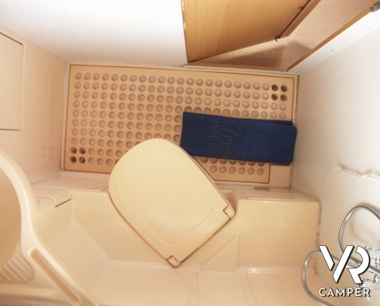 Arca Europa '92 416: camper usato mansardato occasione, ottimo per prime esperienze con ampi spazi e meccanica potente.