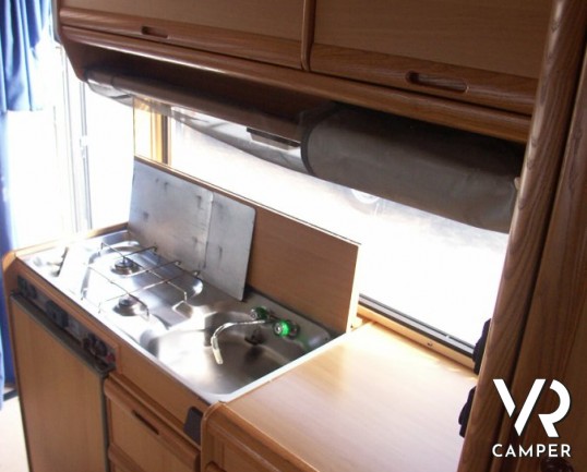 Arca Europa '92 416: camper usato mansardato occasione, ottimo per prime esperienze con ampi spazi e meccanica potente.