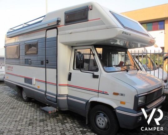 Arca America 406 New Deal: camper usato occasione a Torino, 6 posti letto e 6 posti omologati con bagno e doccia separati