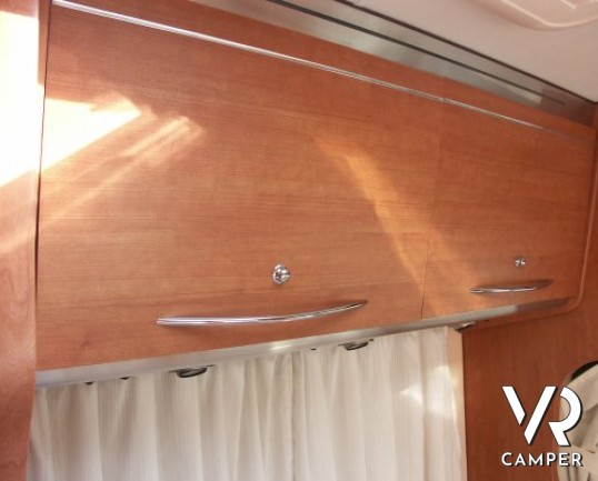 Arca P 674: camper usato semintegrale con letto alla francese posteriore, ampia cucina e dinette, frigorifero grande e portamoto, in ottime condizioni