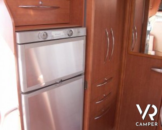 Arca P 674: camper usato semintegrale con letto alla francese posteriore, ampia cucina e dinette, frigorifero grande e portamoto, in ottime condizioni