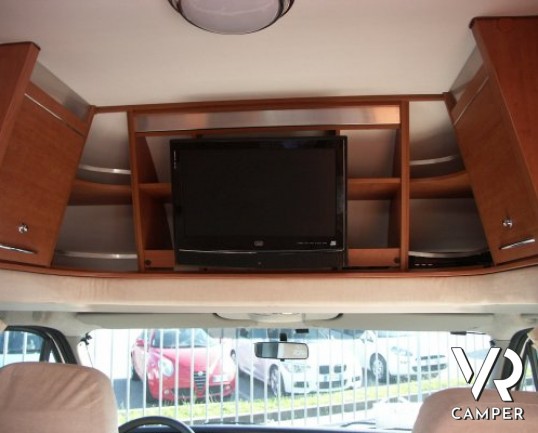 Arca P 674: camper usato semintegrale con letto alla francese posteriore, ampia cucina e dinette, frigorifero grande e portamoto, in ottime condizioni