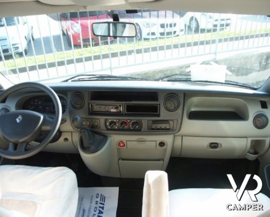 Arca P 674: camper usato semintegrale con letto alla francese posteriore, ampia cucina e dinette, frigorifero grande e portamoto, in ottime condizioni