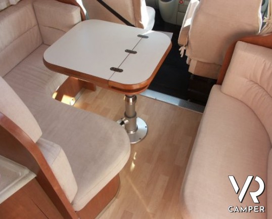 Arca P 674: camper usato semintegrale con letto alla francese posteriore, ampia cucina e dinette, frigorifero grande e portamoto, in ottime condizioni