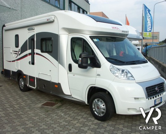 Arca P 699 GLM: camper usato semintegrale con garage regolabile in altezza, letto basculante, usato recente.