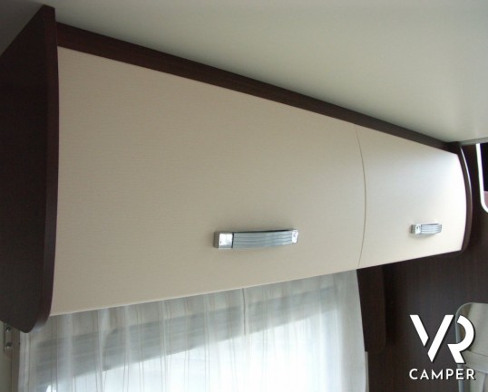 Arca P 699 GLM: camper usato semintegrale con garage regolabile in altezza, letto basculante, usato recente.