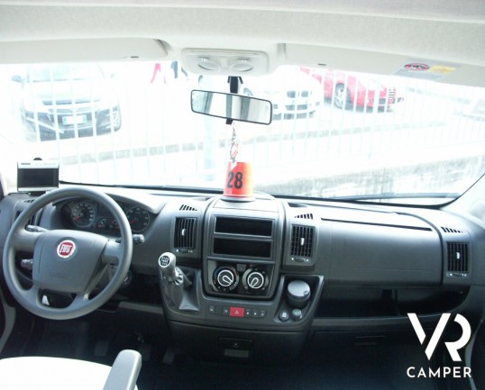 Arca P 699 GLM: camper usato semintegrale con garage regolabile in altezza, letto basculante, usato recente.