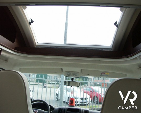 Arca P 699 GLM: camper usato semintegrale con garage regolabile in altezza, letto basculante, usato recente.