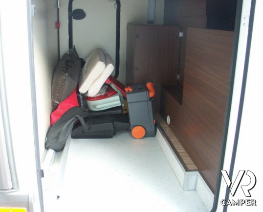 Arca P 699 GLM: camper usato semintegrale con garage regolabile in altezza, letto basculante, usato recente.