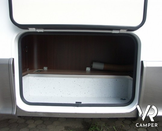 Arca P 699 GLM: camper usato semintegrale con garage regolabile in altezza, letto basculante, usato recente.