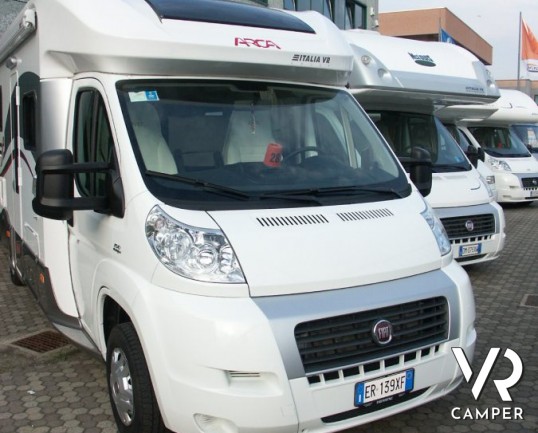Arca P 699 GLM: camper usato semintegrale con garage regolabile in altezza, letto basculante, usato recente.