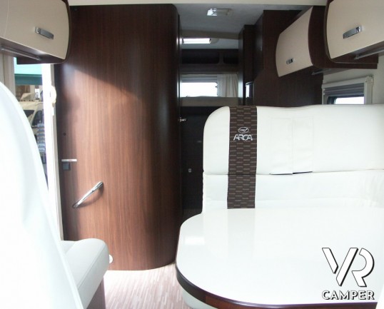 Arca P 699 GLM: camper usato semintegrale con garage regolabile in altezza, letto basculante, usato recente.