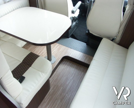 Arca P 699 GLM: camper usato semintegrale con garage regolabile in altezza, letto basculante, usato recente.