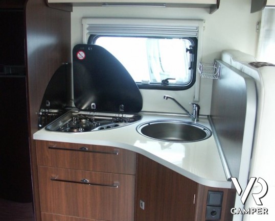 Arca P 699 GLM: camper usato semintegrale con garage regolabile in altezza, letto basculante, usato recente.