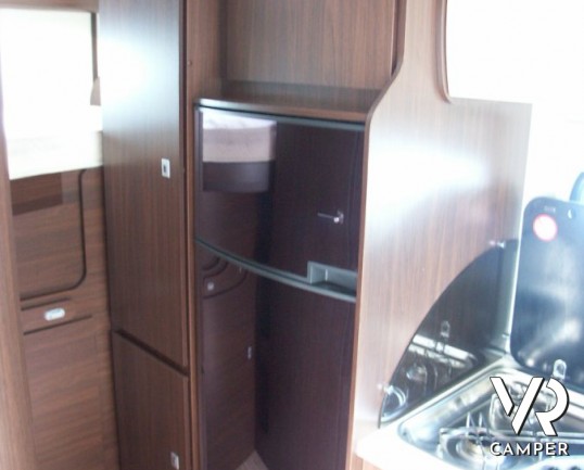 Arca P 699 GLM: camper usato semintegrale con garage regolabile in altezza, letto basculante, usato recente.